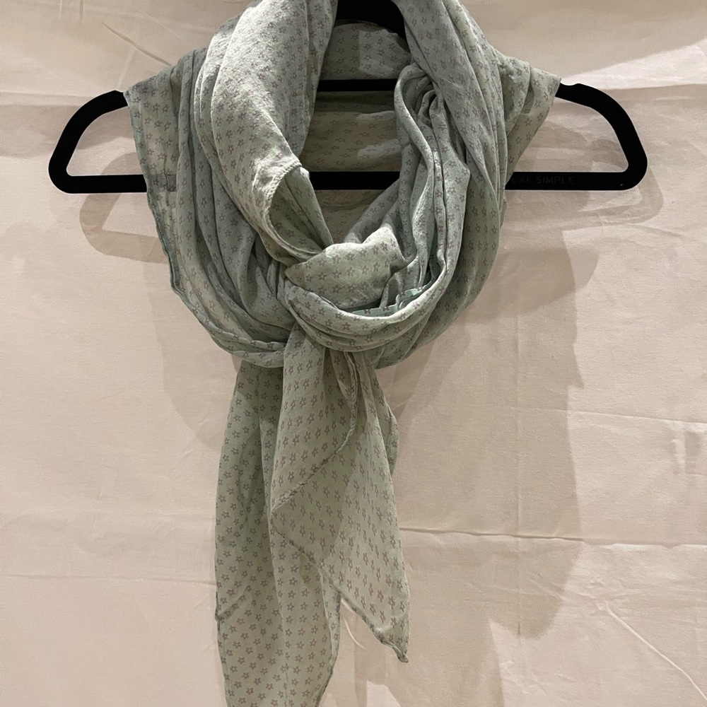 Accessory scarf.